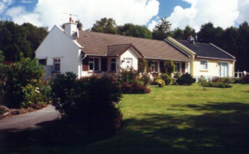 Unser Haus in Kerry mit dem neuen (gelben) Apartmenthaus