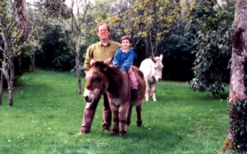 Unser Nachbar in Irland Frank Laine hat zwei Esel mit denen ich immer spielen darf