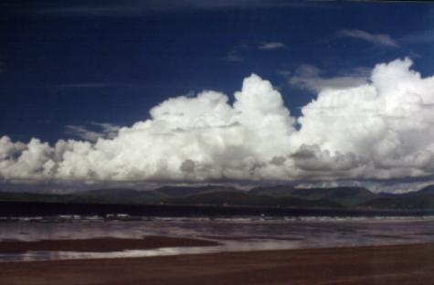 Blaues Meer, blaue Wolken und der Blick geht in Richtung Dingel